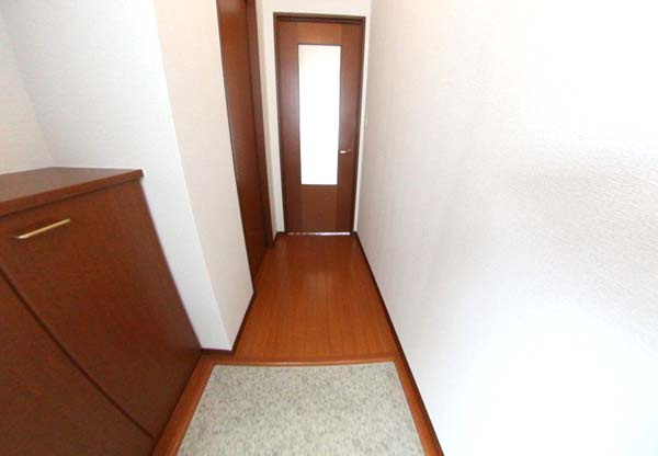 パル春日 A棟の玄関|収納もある玄関です