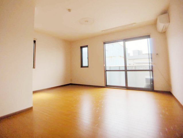 パル春日 A棟の居間・リビング|ゆったりとした居間です