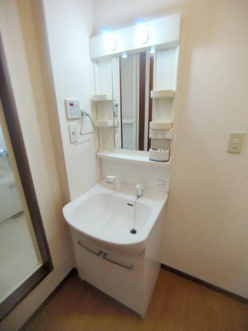 パル春日 A棟の独立洗面台|スペースが確保できる洗面所です