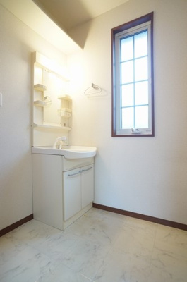 【洗面所】 | サニーヒルズE | 広い洗面スペース