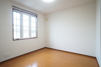 【洋室】 | サニーヒルズE | 個人の部屋や寝室として使える洋室です