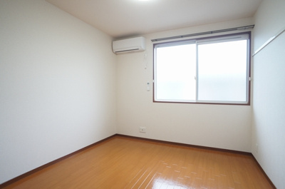 【洋室】 | サニーヒルズE | 落ち着いた色調の洋室です