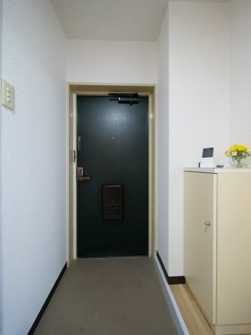 ラジール伊島の玄関|※写真は別の部屋のものです。