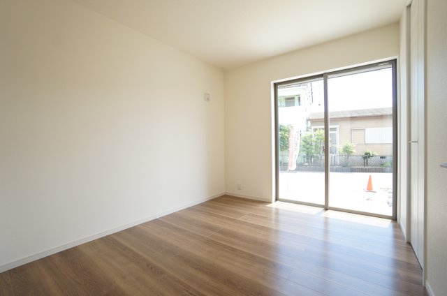 リーブルガーデン美浜町奥田西卯起　1号棟の洋室|5.25帖の洋室は南向きの明るい居室。