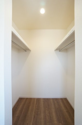 リーブルガーデン美浜町奥田西卯起　1号棟の収納|たっぷり収納可能なウォークインクローゼット。