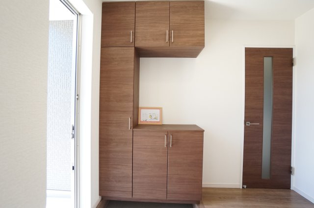 リーブルガーデン美浜町奥田西卯起　1号棟の玄関|玄関に家族分のシューズボックスあり、反対側にはシューズクロークがあります。