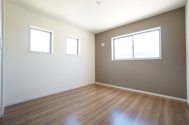 リーブルガーデン美浜町奥田西卯起　1号棟の洋室|6.5帖の洋室はアクセントクロスが素敵な主寝室。