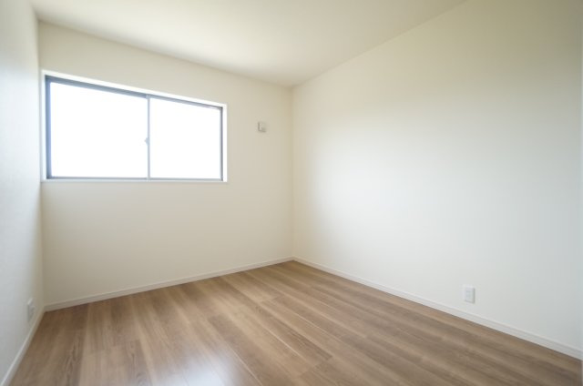 リーブルガーデン美浜町奥田西卯起　1号棟の洋室|5.25帖洋室はクローゼット付で衣類をスッキリと収納出来ます。