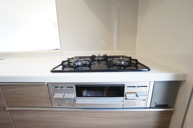 リーブルガーデン美浜町奥田西卯起　1号棟の設備|３口ガスコンロ！！水なし片面焼きグリル！熱感知機能付で安心。お手入れも楽々！！