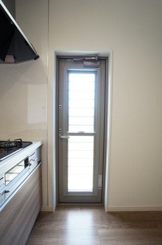 リーブルガーデン美浜町奥田西卯起　1号棟の設備|勝手口があり、換気やゴミ出しなど便利！