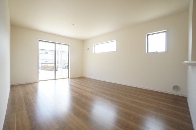 リーブルガーデン美浜町奥田西卯起　1号棟の居間・リビング|16帖の日当たり良好なLDK♪