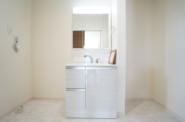 リーブルガーデン美浜町奥田西卯起　1号棟の独立洗面台|シャワー付き洗面化粧台は、伸ばせる水栓で洗面台でのシャンプーや洗い物に便利な仕様です。