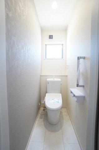 リーブルガーデン美浜町奥田西卯起　1号棟のトイレ|2ヶ所にトイレがあり、家族の朝の身支度時間もスムーズに！温水洗浄便座で冬は暖かく快適です！！