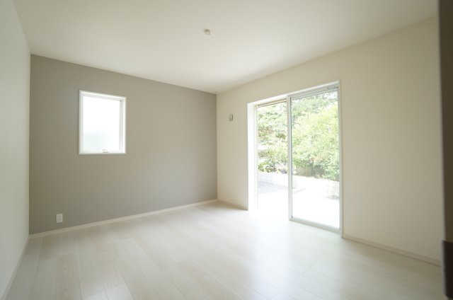 リーブルガーデン美浜町奥田西卯起　4号棟の洋室|明るい光がさしこむ7帖の主寝室は北側のお庭に出られます。