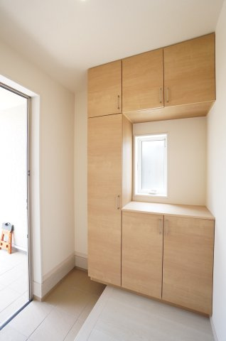 リーブルガーデン美浜町奥田西卯起　4号棟の玄関|玄関に家族分のシューズボックスあり