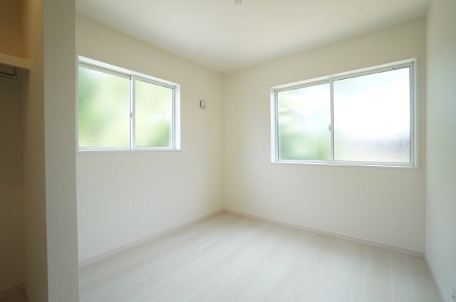 リーブルガーデン美浜町奥田西卯起　4号棟の洋室|バルコニ2面に窓があり明るい5帖の洋室