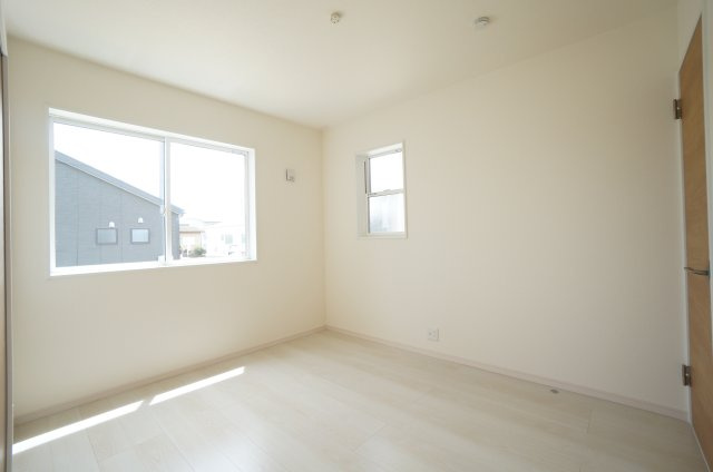 リーブルガーデン美浜町奥田西卯起　4号棟の洋室|リビング横の5.25帖洋室♪