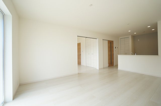 リーブルガーデン美浜町奥田西卯起　4号棟の居間・リビング|開放感のある75.75帖のリビング♪