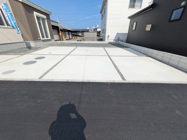 リーブルガーデン美浜町奥田西卯起　4号棟の駐車場|2台～3台分の駐車スペース