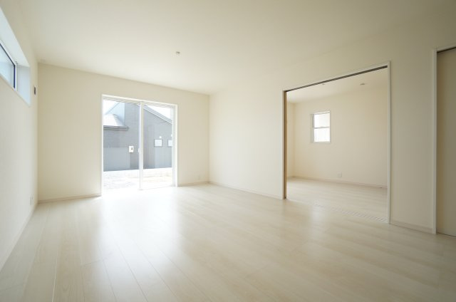 リーブルガーデン美浜町奥田西卯起　4号棟の居間・リビング|南側15.75帖LDKと5.25帖洋室がつながる広々とした空間です♪