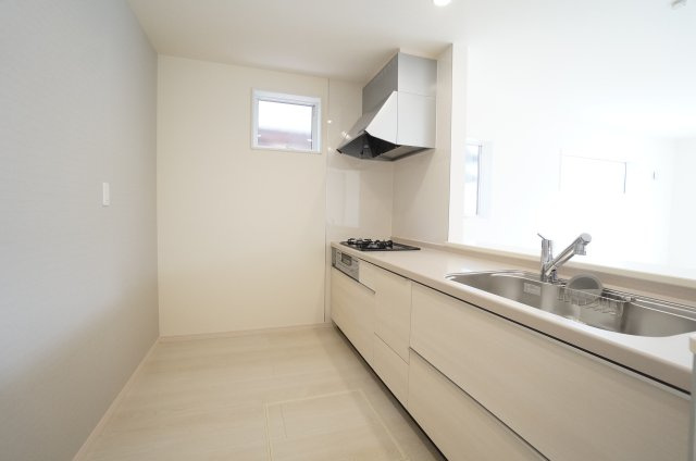 リーブルガーデン美浜町奥田西卯起　4号棟のキッチン|使いやすくスタイリッシュな対面キッチンは、ご家族と顔を合わせながらお料理が出来て家族との楽しい時間を過ごせそうです！！