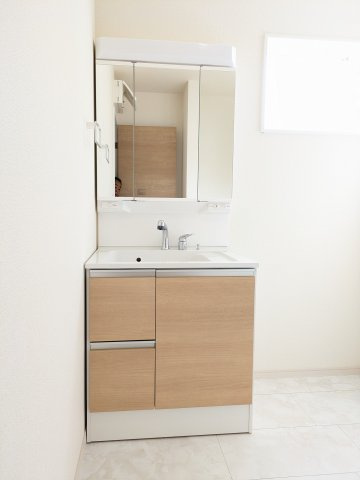 リーブルガーデン美浜町奥田西卯起　4号棟の独立洗面台|シャワー付き洗面化粧台は、伸ばせる水栓で洗面台でのシャンプーや洗い物に便利な仕様です。