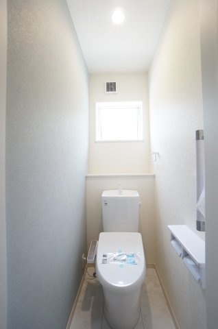 リーブルガーデン美浜町奥田西卯起　4号棟のトイレ|2ヶ所にトイレがあり、家族の朝の身支度時間もスムーズに！温水洗浄便座で冬は暖かく快適です！！