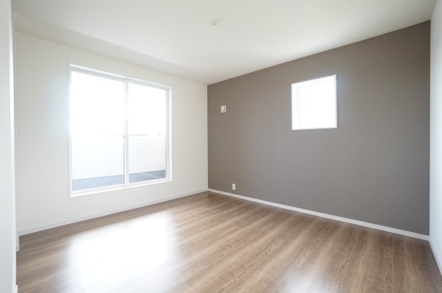 リーブルガーデン美浜町奥田西卯起　3号棟の洋室|2階7.5帖の主寝室はバルコニーに面した明るい居室