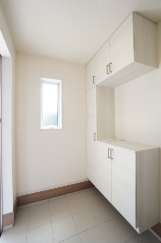 リーブルガーデン美浜町奥田西卯起　3号棟の玄関|玄関のシューズボックス！