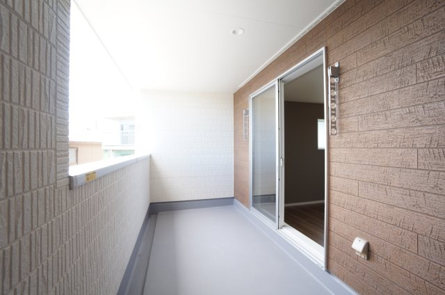 リーブルガーデン美浜町奥田西卯起　3号棟のバルコニー|便利なインナーバルコニー♪