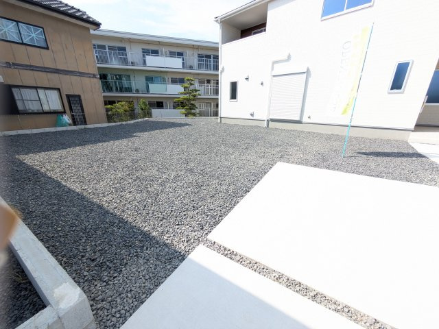 リーブルガーデン美浜町奥田西卯起　3号棟の庭|リビングから広がるお庭はBBQや大型の遊具が置けちゃう広さ！