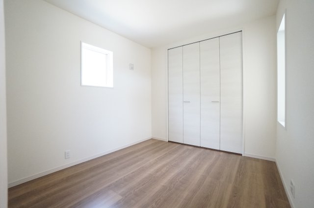 リーブルガーデン美浜町奥田西卯起　3号棟の洋室|1階4.8帖の洋室はリビングと繋がっているので、客間としても便利！