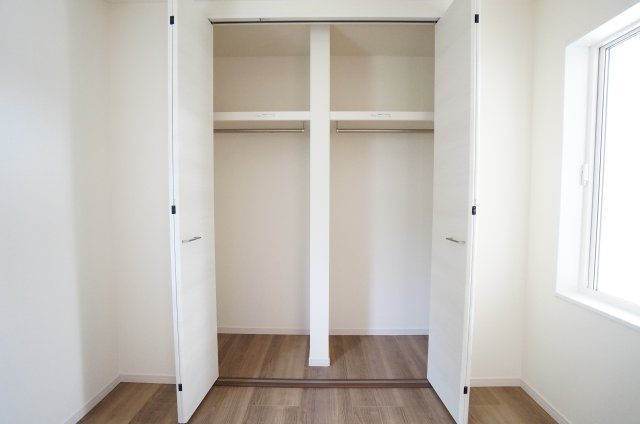 リーブルガーデン美浜町奥田西卯起　3号棟の収納|1階洋室のクローゼットはファミリークローゼットとしてお使いいただけます。