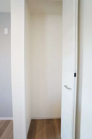 リーブルガーデン美浜町奥田西卯起　3号棟の収納|キッチンのパントリーは食料品や日用品のストックに便利！