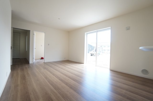 リーブルガーデン美浜町奥田西卯起　3号棟の居間・リビング|陽当たり良好なリビング♪