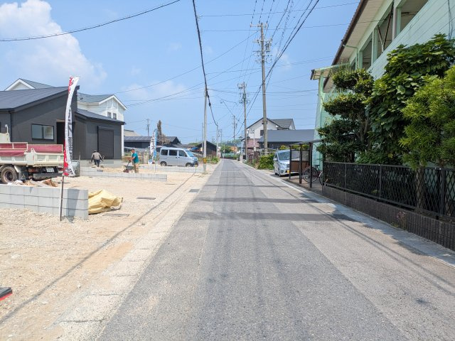 リーブルガーデン美浜町奥田西卯起　3号棟の前面道路含む現地写真|●○前面道路○●