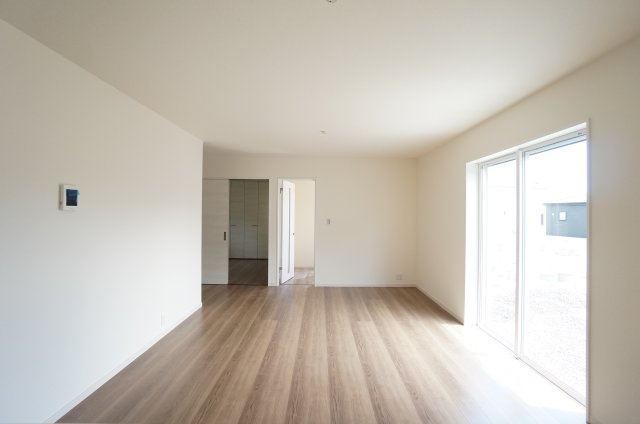 リーブルガーデン美浜町奥田西卯起　3号棟の居間・リビング|広いお庭に面したLDKは日当たり良好な16.5帖！