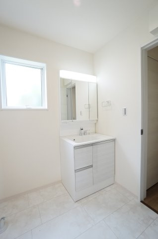 リーブルガーデン美浜町奥田西卯起　3号棟の独立洗面台|シャワー付き洗面化粧台は、伸ばせる水栓で洗面台でのシャンプーや洗い物に便利な仕様です。