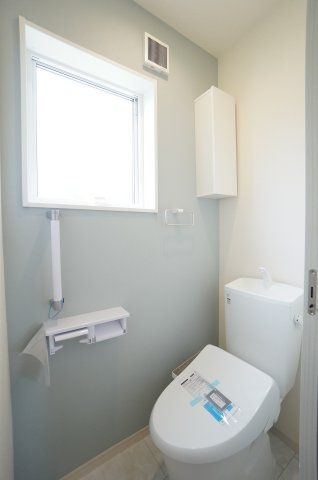 リーブルガーデン美浜町奥田西卯起　3号棟のトイレ|1階2階にトイレがあり、家族の朝の身支度時間もスムーズに！温水洗浄便座で冬は暖かく快適です！！