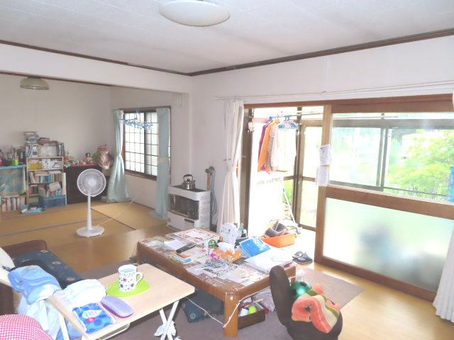 【居間・リビング】 | 北見市相内町59番地26　中古売家 | 10.25帖居間東側6帖和室仕切なし