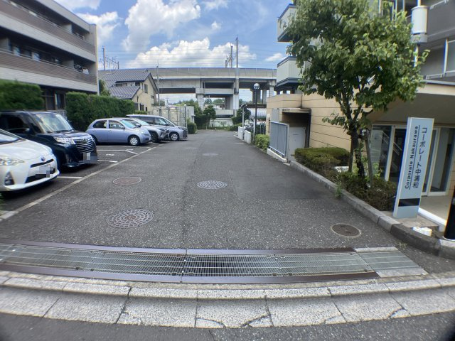 コーポレート中浦和の駐車場