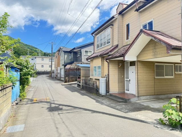 藤枝市　岡部町三輪　中古住宅　4LDKSの前面道路含む現地写真