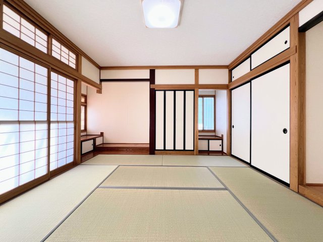 河北町谷地東712-1　中古住宅の和室|和室の障子から差し込む柔らかな光と、畳のい草の香りが日々の疲れを癒します。