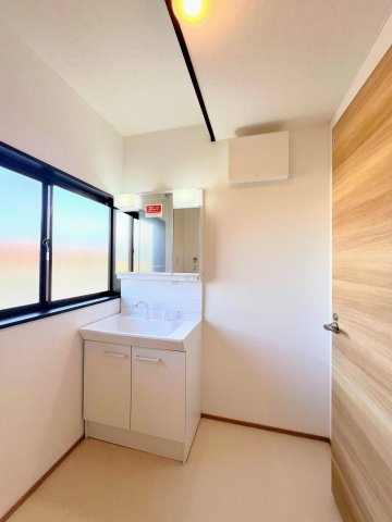 河北町谷地東712-1　中古住宅の独立洗面台|身だしなみを整えるのに便利な三面鏡付きの洗面化粧台です。