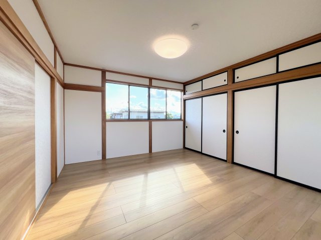 河北町谷地東712-1　中古住宅の洋室|2階の洋室は、収納スペースが充実。衣類や荷物をすっきりと片付けられます。