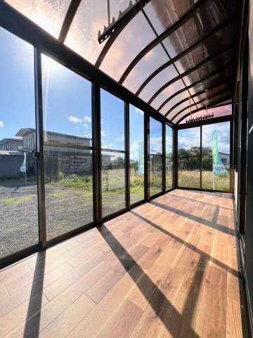 河北町谷地東712-1　中古住宅のその他|洗濯物干しはもちろん、ガーデニングや趣味のスペースとしても使える多目的サンルームです。