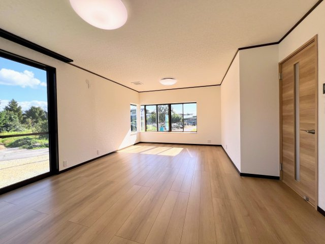 河北町谷地東712-1　中古住宅の居間・リビング|19.5帖の広々としたLDK。ご家族がゆったりとくつろげる、開放的な空間です。