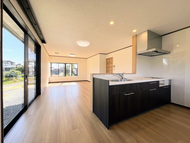 河北町谷地東712-1　中古住宅の居間・リビング|大きな窓が心地よい光と風を運び、リラックスできるリビングに。