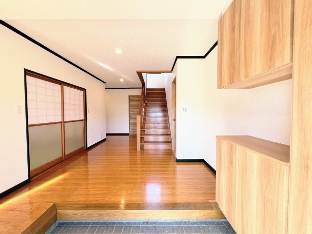 河北町谷地東712-1　中古住宅の玄関|玄関を入ると、広々とした玄関ホールがお出迎え。