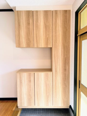 河北町谷地東712-1　中古住宅の玄関|玄関収納も新しくなり、靴をすっきりと片付けられます。